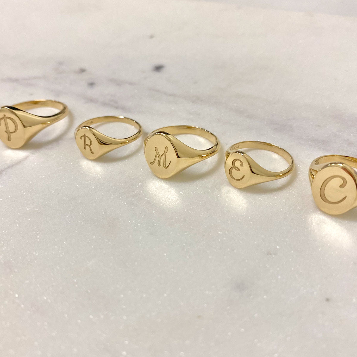 Moyen Oval Signet Ring